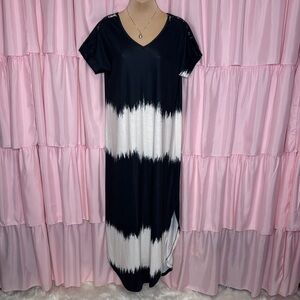 64. LuLaRoe Abstract Stripe Maxi Dress Black & White Stretchy Hi-Low Hem S